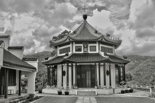 Photo of eight-sided chapel in Chinese style.
