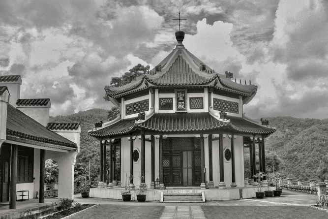 Photo of eight-sided chapel in Chinese style.